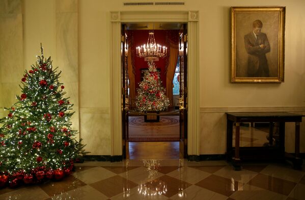 Рождественские декорации Красной комнаты Белого дома в Вашингтоне  - Sputnik Южная Осетия