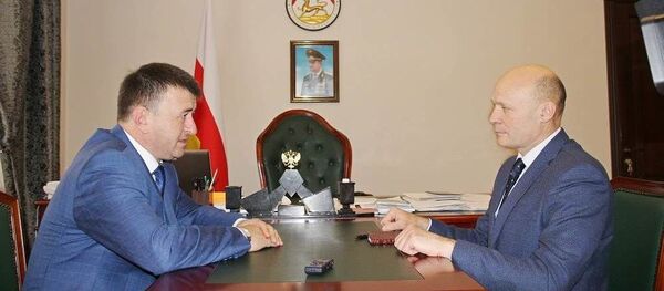 Встреча спикера Петра Гассиева с послом РФ Маратом Кулахметовым Встреча спикера Петра Гассиева с послом РФ Маратом Кулахметовым - Sputnik Южная Осетия