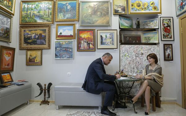 Анатолий Бибилов посетил арт-галерею Allon - Sputnik Южная Осетия