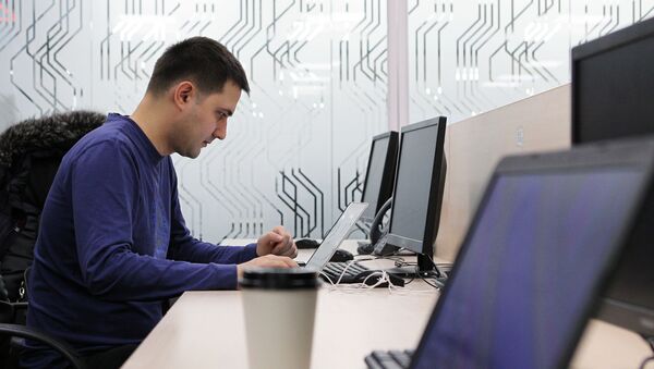 Мужчина в кабинете бизнес-инкубатора в технопарке в сфере высоких технологий ИТ-парк в Казани - Sputnik Южная Осетия
