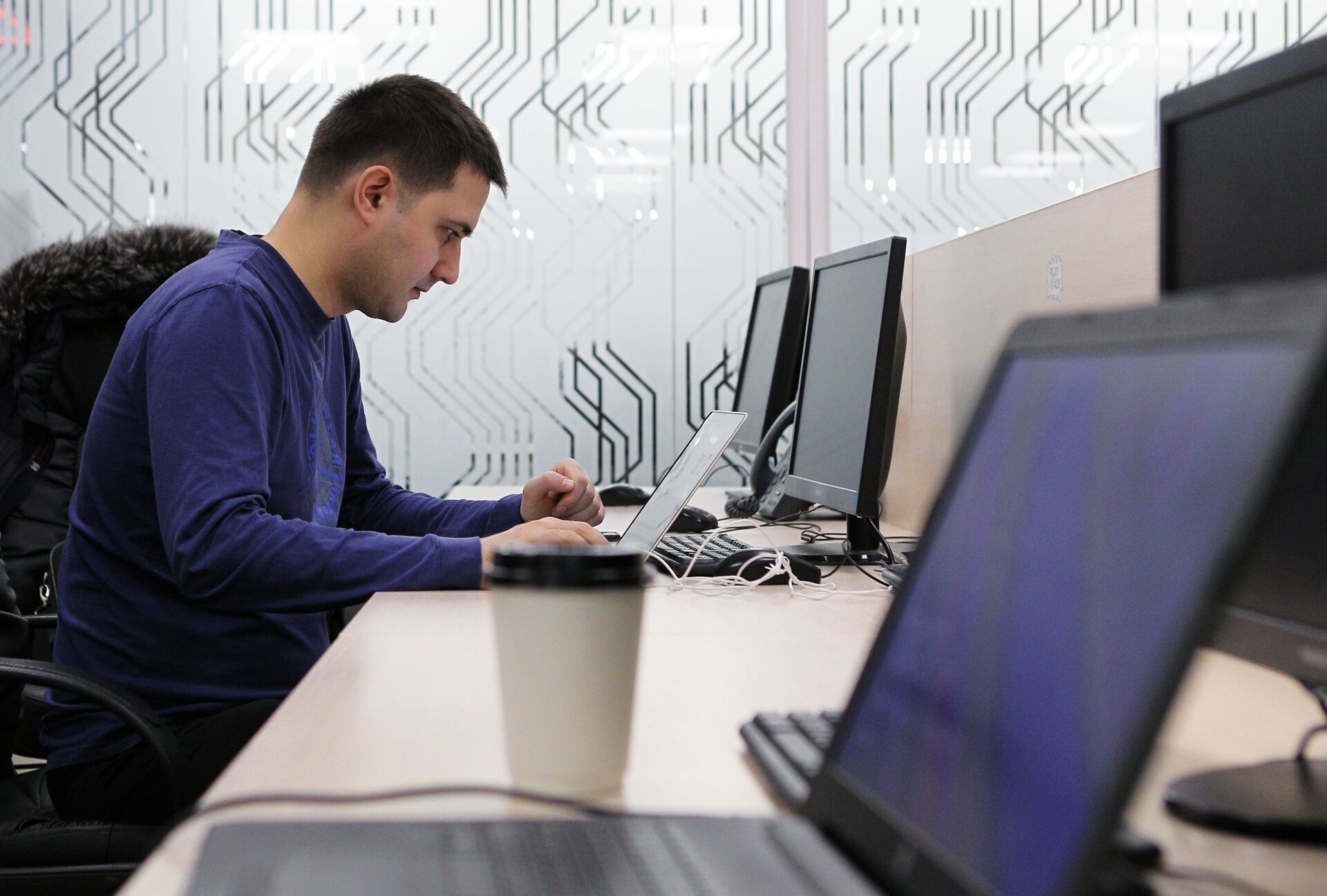 Мужчина в кабинете бизнес-инкубатора в технопарке в сфере высоких технологий ИТ-парк в Казани - Sputnik Южная Осетия, 1920, 16.05.2022