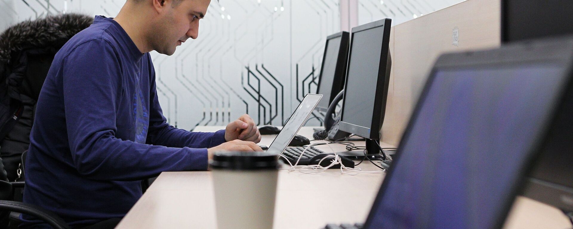 Мужчина в кабинете бизнес-инкубатора в технопарке в сфере высоких технологий ИТ-парк в Казани - Sputnik Южная Осетия, 1920, 24.06.2021