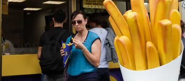 Люди у ресторана быстрого обслуживания в Амстердаме Люди у ресторана быстрого обслуживания в Амстердаме - Sputnik Южная Осетия