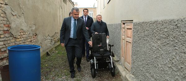 Анатолий Бибилов помог инвалидам Анатолий Бибилов помог инвалидам - Sputnik Южная Осетия