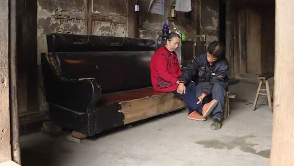 15 лет китаец носил мать на спине - Sputnik Южная Осетия