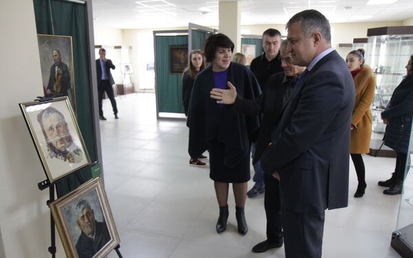 Анатолий Бибилов посетил выставку Лаврентия Касоева - Sputnik Южная Осетия