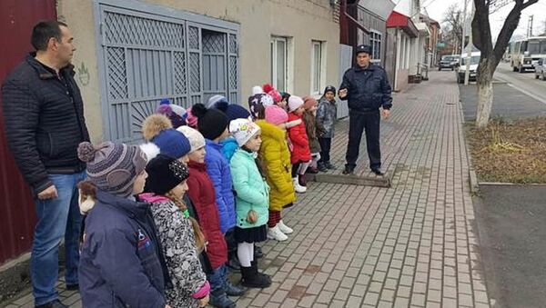 Сотрудники УГИБДД провели для школьников практическое занятие по дорожной безопасности - Sputnik Южная Осетия