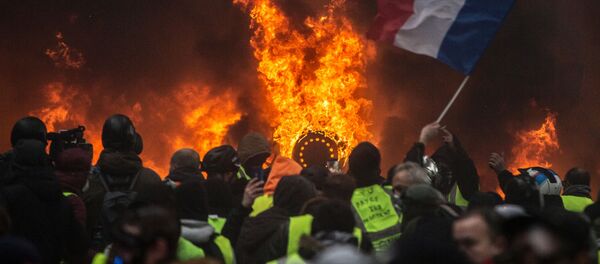 Участники протестной акции движения автомобилистов желтые жилеты, выступавшего с требованием снижения налогов на топливо, в районе Триумфальной арки в Париже Участники протестной акции движения автомобилистов желтые жилеты, выступавшего с требованием снижения налогов на топливо, в районе Триумфальной арки в Париже - Sputnik Южная Осетия