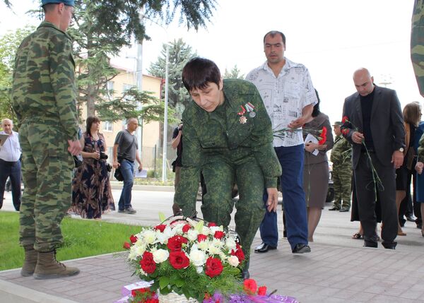 Президент фонда раненных Мадина Плиева возлагает цветы к мемориалу погибших в августе 2008 защитников РЮО - Sputnik Южная Осетия