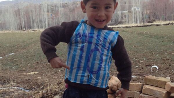 Маленький Месси из Афганистана потерял футболку и мяч, подаренные знаменитым футболистом - Sputnik Южная Осетия