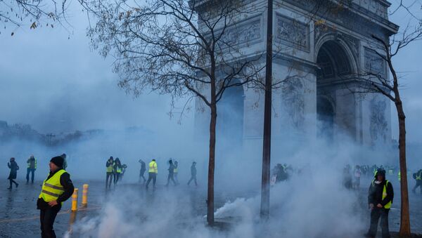 Участники протестной акции движения автомобилистов желтые жилеты, выступавшего с требованием снижения налогов на топливо, в районе Триумфальной арки в Париже - Sputnik Южная Осетия