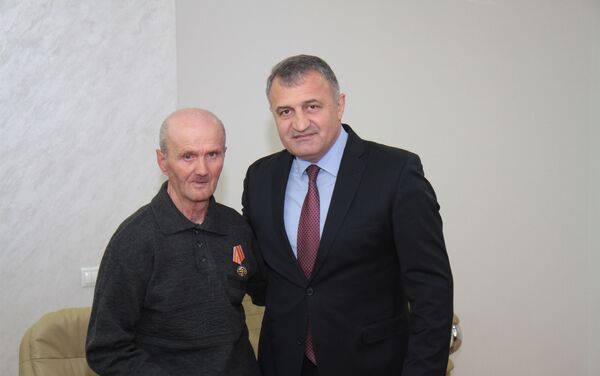 Анатолий Бибилов наградил активистов общественных движений 90-х годов - Sputnik Южная Осетия