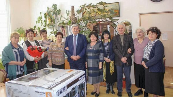 Эрик Пухаев предал учащимся школы №5 музыкальный центр - Sputnik Южная Осетия