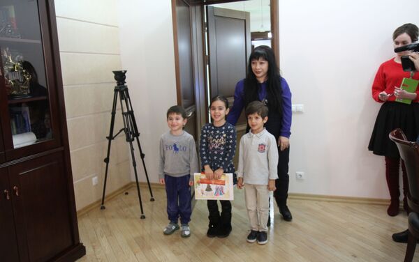 Президента РЮО Анатолия Бибилова посетили воспитанники детского сада - Sputnik Южная Осетия