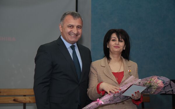 Бибилов наградил педагогов Южной Осетии   - Sputnik Южная Осетия