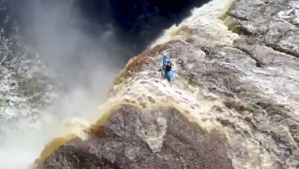 Экстремал на каяке спустился с 32-метрового водопада - Sputnik Южная Осетия
