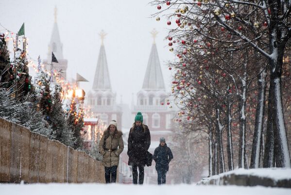 Прохожие во время снегопада на Красной площади в Москве - Sputnik Южная Осетия