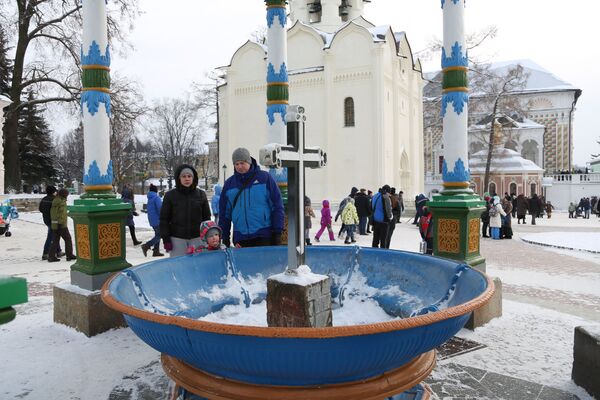 Чаша для святой воды перед Успенским кладезем с часовней в Троице-Сергиевой Лавры в городе Сергиев Посад - Sputnik Южная Осетия