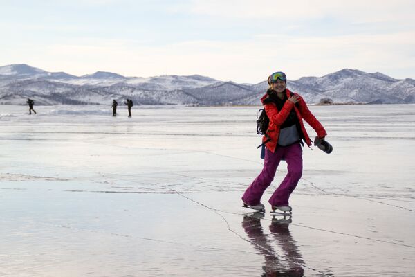 Девушка на коньках на льду озера Байкал - Sputnik Южная Осетия