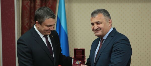 Глава ЛНР вручил президенту Южной Осетии Орден Дружбы   Глава ЛНР вручил президенту Южной Осетии Орден Дружбы   - Sputnik Южная Осетия