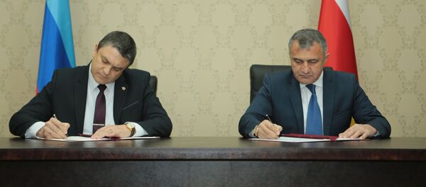 Южная Осетия и ЛНР подписали Договор о дружбе, сотрудничестве и взаимной помощи Южная Осетия и ЛНР подписали Договор о дружбе, сотрудничестве и взаимной помощи - Sputnik Южная Осетия