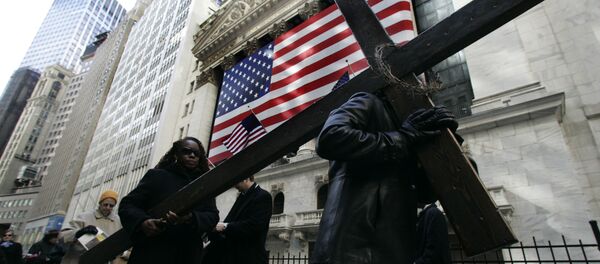Крест у здания Нью-Йоркской фондовой биржи Крест у здания Нью-Йоркской фондовой биржи - Sputnik Южная Осетия