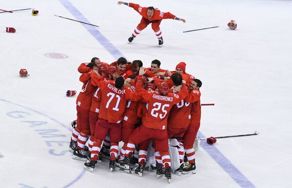 Российские хоккеисты радуются победе в финальном матче Россия - Германия по хоккею среди мужчин на XXIII зимних Олимпийских играх - Sputnik Южная Осетия