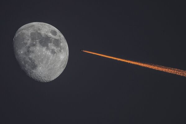 Луна и самолет на закате - Sputnik Южная Осетия