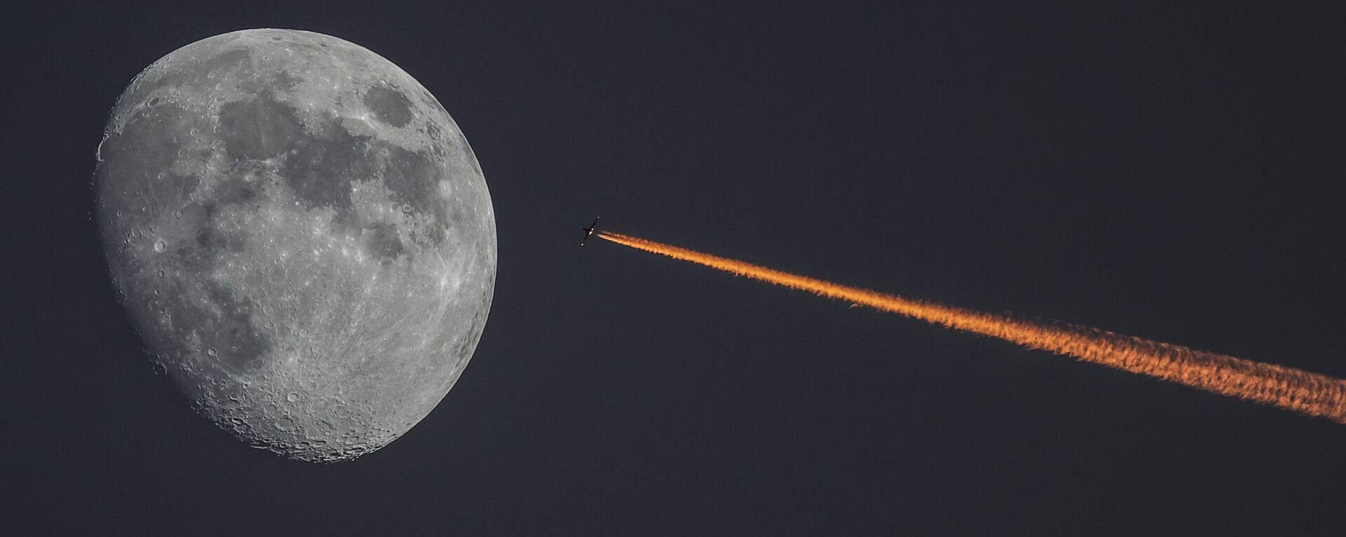 Луна и самолет на закате - Sputnik Южная Осетия, 1920, 14.06.2023