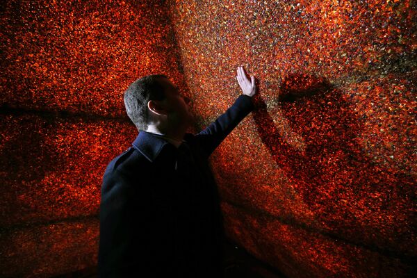 Председатель правительства РФ Дмитрий Медведев во время осмотра Янтарной пирамиды в ходе рабочей поездки в Калининградскую область - Sputnik Южная Осетия