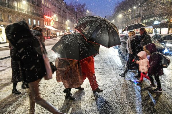 Прохожие на пешеходном переходе во время снегопада в Париже - Sputnik Южная Осетия