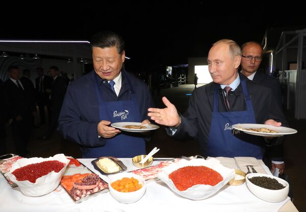 Председатель КНР Си Цзиньпин и президент РФ Владимир Путин во время посещения выставки в рамках ВЭФ во Владивостоке - Sputnik Южная Осетия