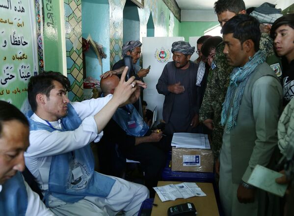 Мужчины во время регистрации перед голосованием на одном из избирательных участков Кабула - Sputnik Южная Осетия
