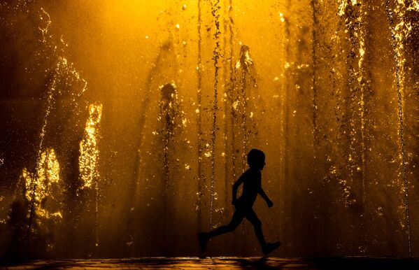 Дети играют в фонтане в Волгограде - Sputnik Южная Осетия