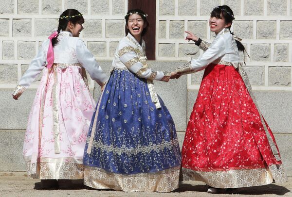 Девушки в национальной корейской одежде ханбок у королевского дворца Кенбоккун в Сеуле - Sputnik Южная Осетия