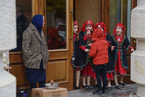 Девочки в национальных костюмах у входа в оперный театр в Кутаиси, Грузия - Sputnik Южная Осетия