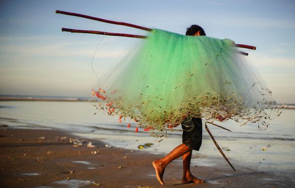 Рыбак на берегу деревни Ке Га во Вьетнаме - Sputnik Южная Осетия