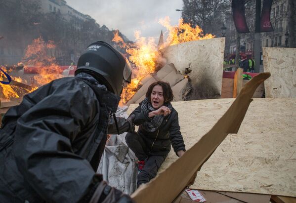 Во время акции протеста против роста цен на бензин желтые жилеты в Париже - Sputnik Южная Осетия