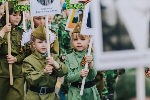 Участники акции Бессмертный полк, проходящего в рамках детского парада Победы «Дорогами памяти» в Иванове - Sputnik Южная Осетия