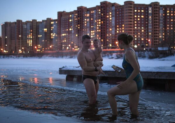 Члены клуба закаливания и зимнего плавания купаются в проруби на озере в Ленинском районе Новосибирска - Sputnik Южная Осетия