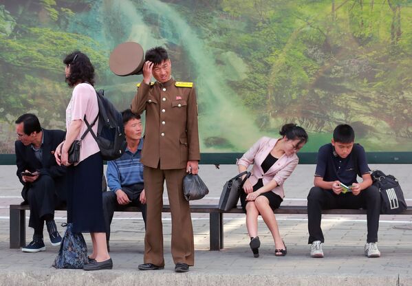 Горожане на автобусной остановке в Пхеньяне - Sputnik Южная Осетия