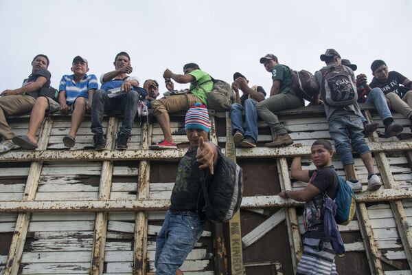 Мигранты из Гондураса, направляющиеся, в составе каравана, по территории Мексики в направлении границы с США - Sputnik Южная Осетия