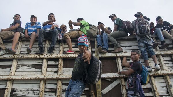 Мигранты из Гондураса, направляющиеся, в составе каравана, по территории Мексики в направлении границы с США - Sputnik Южная Осетия