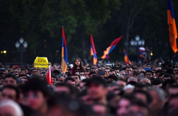 Сторонники оппозиции во время митинга на площади Республики в Ереване - Sputnik Южная Осетия