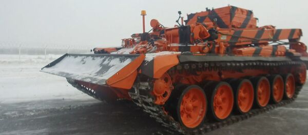 Работа бронированного эвакуатора на базе танка Т-72 в аэропорту Домодедово Работа бронированного эвакуатора на базе танка Т-72 в аэропорту Домодедово - Sputnik Южная Осетия
