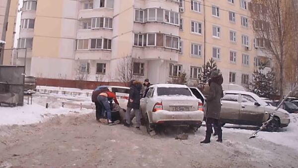 В Люберцах массовая драка местных жителей с автомобилистами попала на видео - Sputnik Южная Осетия