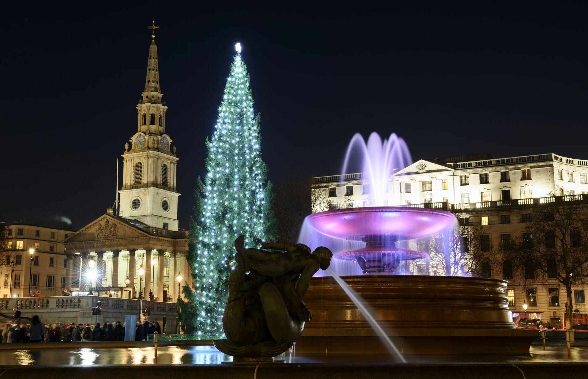 Рождественская ель на Трафальгарской площади в Лондоне - Sputnik Южная Осетия, 1920, 19.10.2022