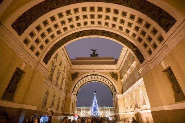 Главная новогодняя елка на Дворцовой площади в Санкт-Петербурге - Sputnik Южная Осетия