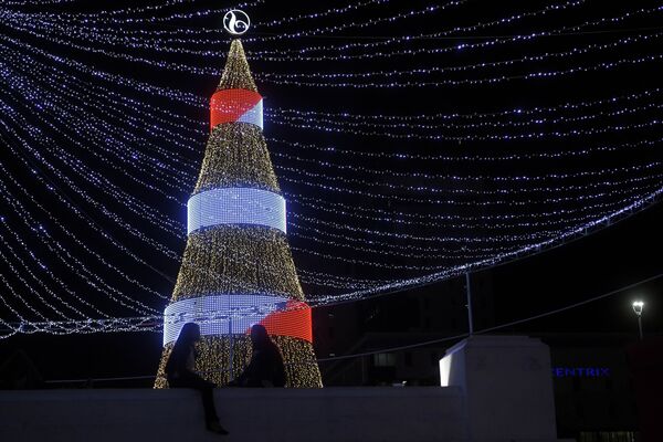 Две девушки у рождественской ели на площади Сальвадора-дель-Мундо в Сан-Сальвадоре, Сальвадор - Sputnik Южная Осетия
