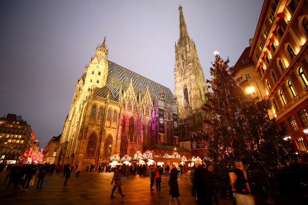 Рождественская ель на ярмарке перед собором Святого Стефана в Вене, Австрия - Sputnik Южная Осетия